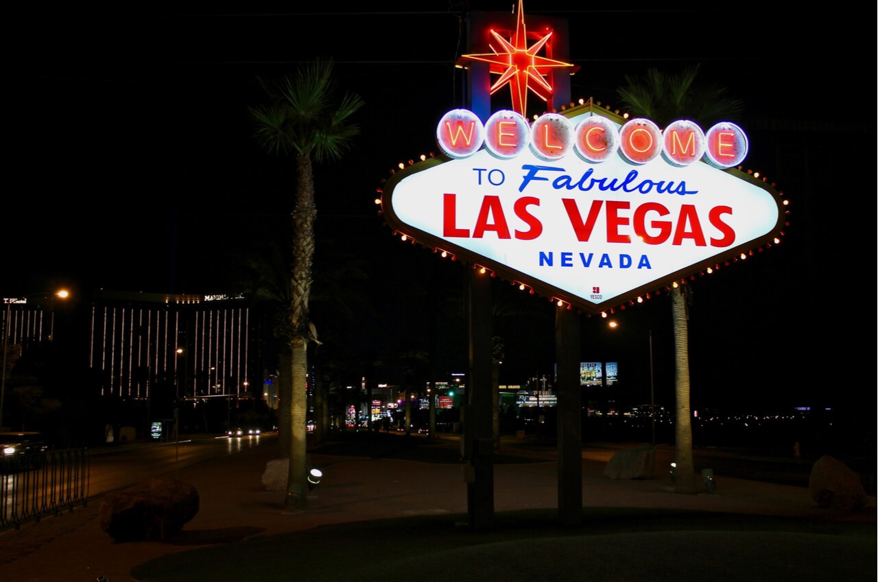 Welcome to Las Vegas sign at night