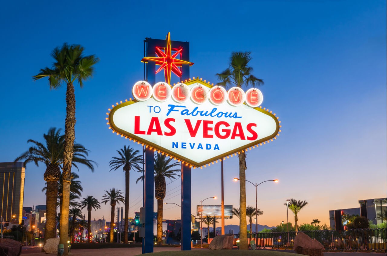 Welcome to Las Vegas sign in the evening